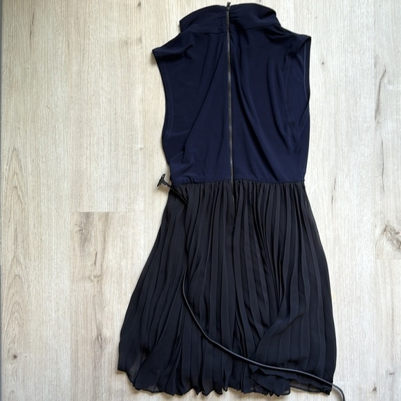 Alice + Olivia pleated black and navy dress with belt size medium - Picture 3 of 3